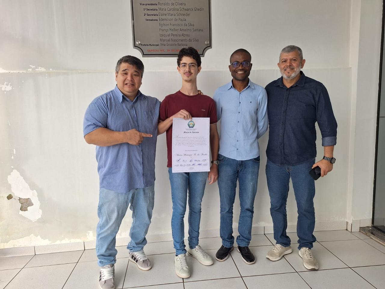 Aluno recebe Moção de Aplauso na Câmara de Sapezal por conquista em programa de intercâmbio
