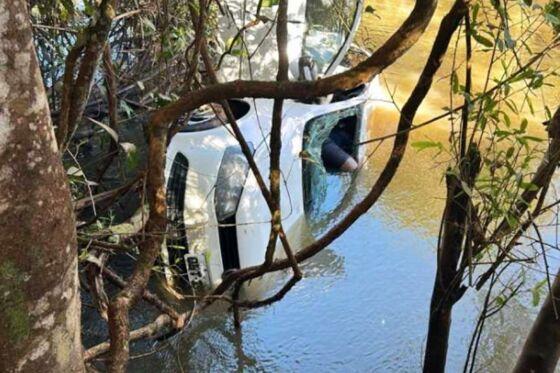 Carro cai de ponte em Denise e deixa dois mortos e dois feridos