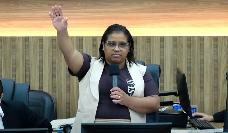 Suplente Pastora Noeli assume temporariamente e vota na rejeição da denúncia contra vereador em Sapezal
