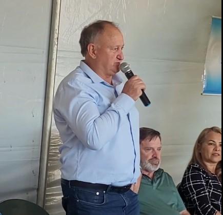 “Eu não sou um prefeito que vai fazer depois, não. Eu faço agora”, diz Scariote ao responder críticas em evento de entrega de casas populares
