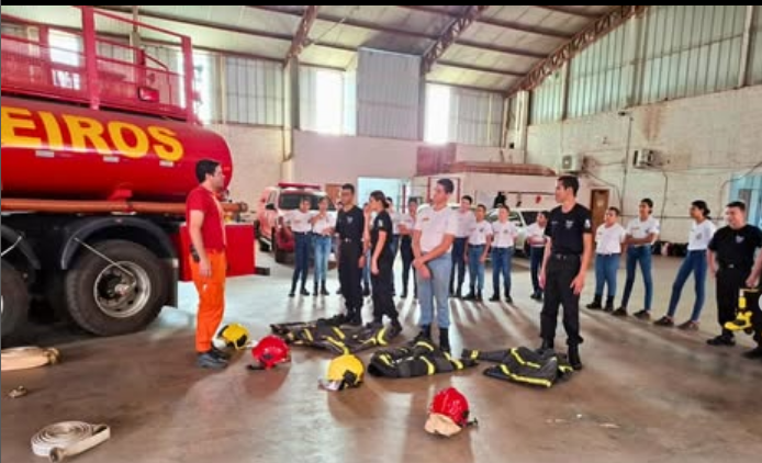Guarda Mirim e Águias Mirins de Sapezal participam de visita técnica ao Corpo de Bombeiros em Campo Novo do Parecis
