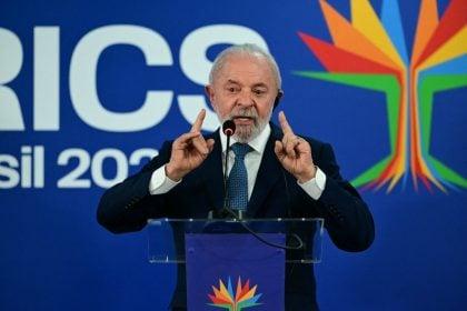 Lula lidera cenários para 2026 e amplia vantagem no 2º turno; Tarcísio empata na margem de erro
