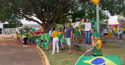 Grupo de apoiadores de Bolsonaro realiza protesto contra Alexandre de Moraes em Sapezal