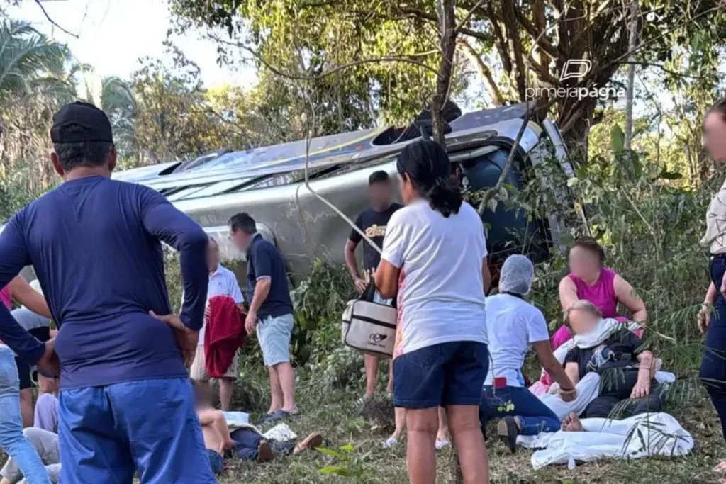Passageira de 66 anos segue na UTI em estado grave após ônibus tombar
