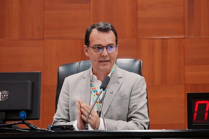 Após cobrança de Lúdio, secretário promete contratar 665 professores especializados até o fim da semana