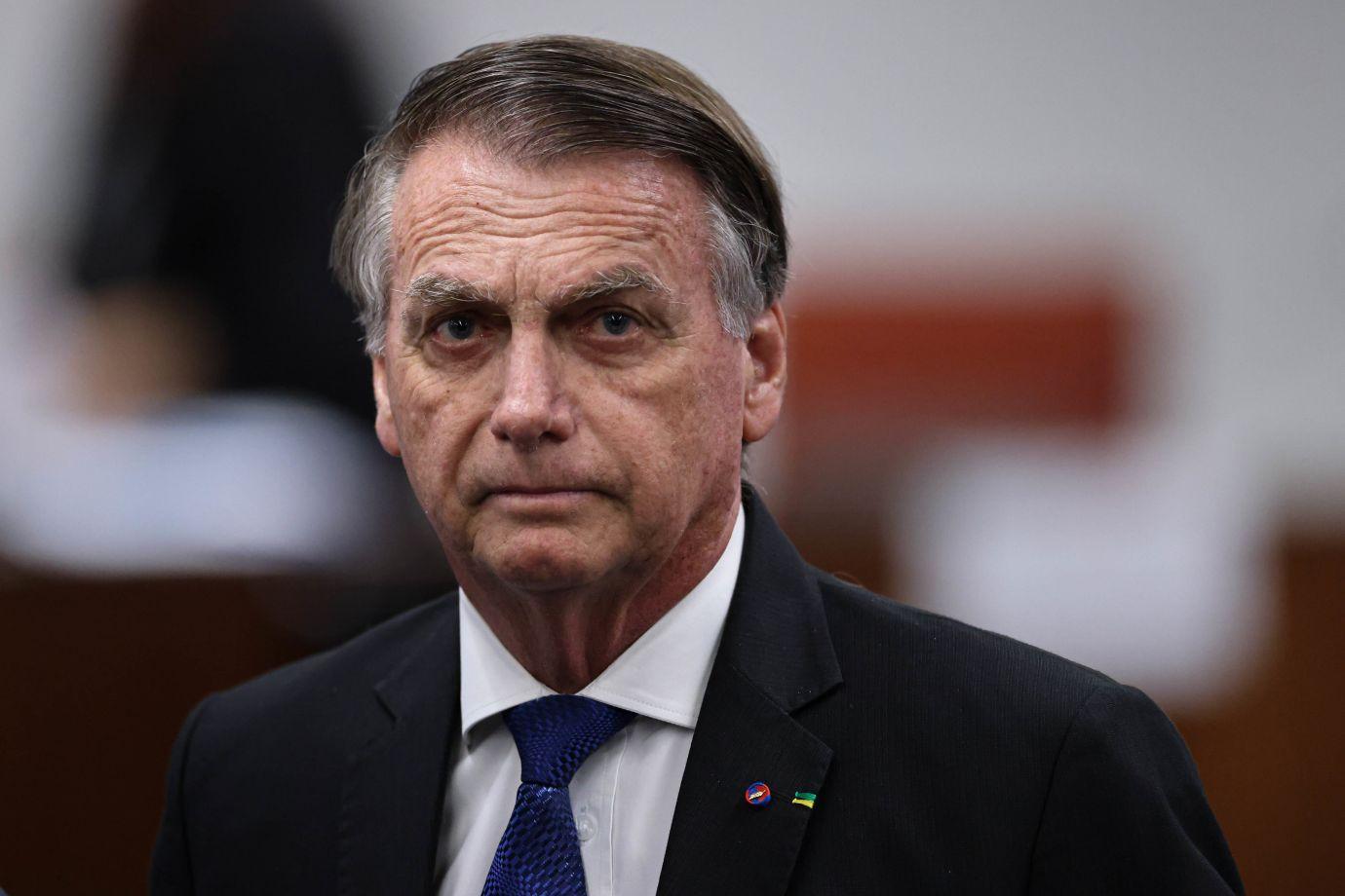 Bolsonaro apresenta melhora clínica, mas segue em UTI