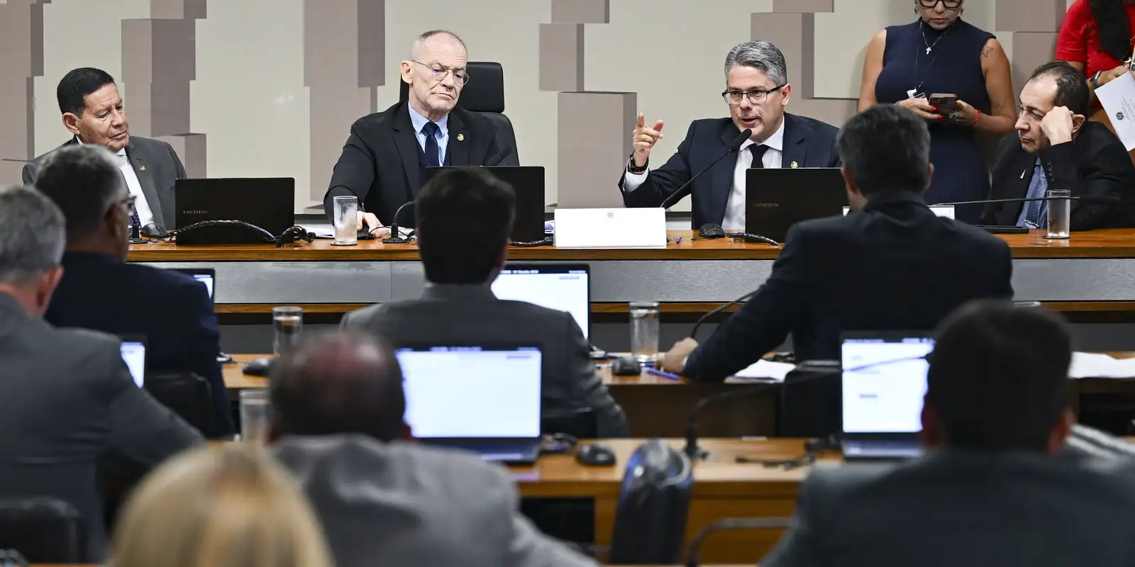 CPI do Crime Organizado aprova apuração de beneficiários do Banco Master