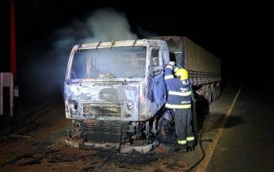 Carreta carregada com soja pega fogo em rodovia e mobiliza bombeiros em Sapezal