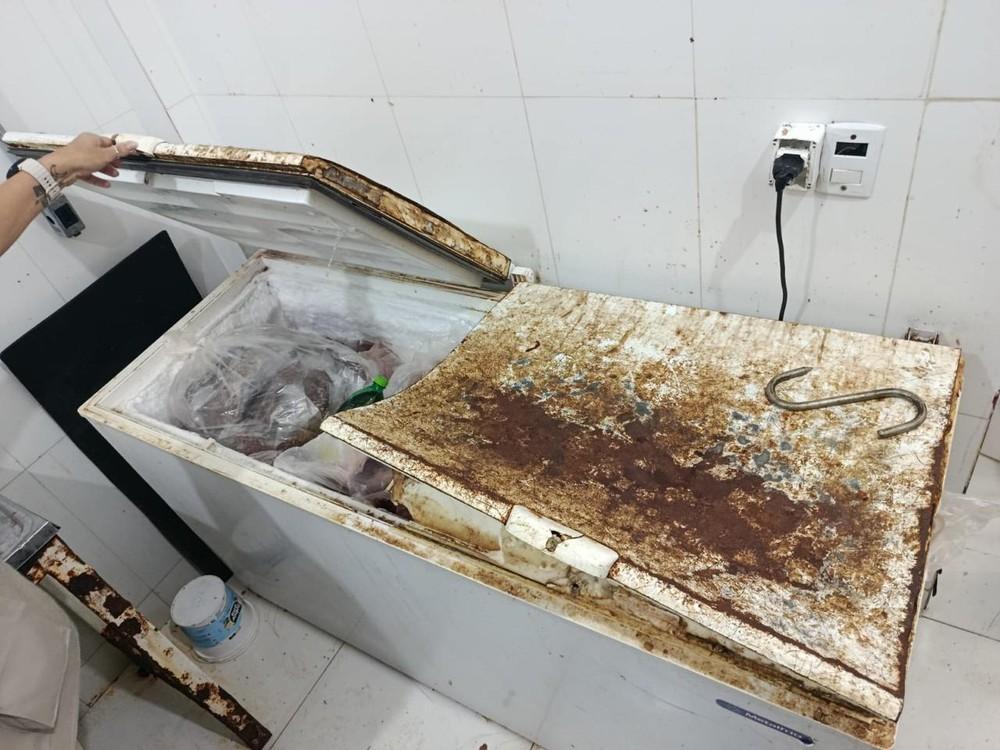 Vigilância Sanitária descarta mais de 192 quilos de carne após encontrar irregularidades em açougue de Cuiabá