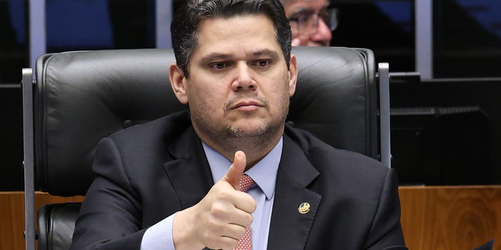 Alcolumbre propõe aprimorar a PEC 6x1 e defende análise em comissões