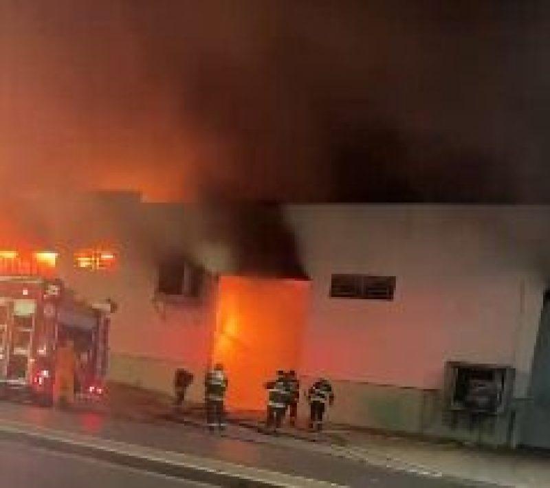 Incêndio destrói depósito da Secretaria de Educação de Várzea Grande; causas serão investigadas