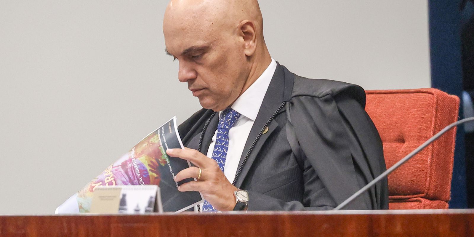 Alexandre de Moraes concede 24 horas para Bolsonaro explicar arma apreendida em blitz
