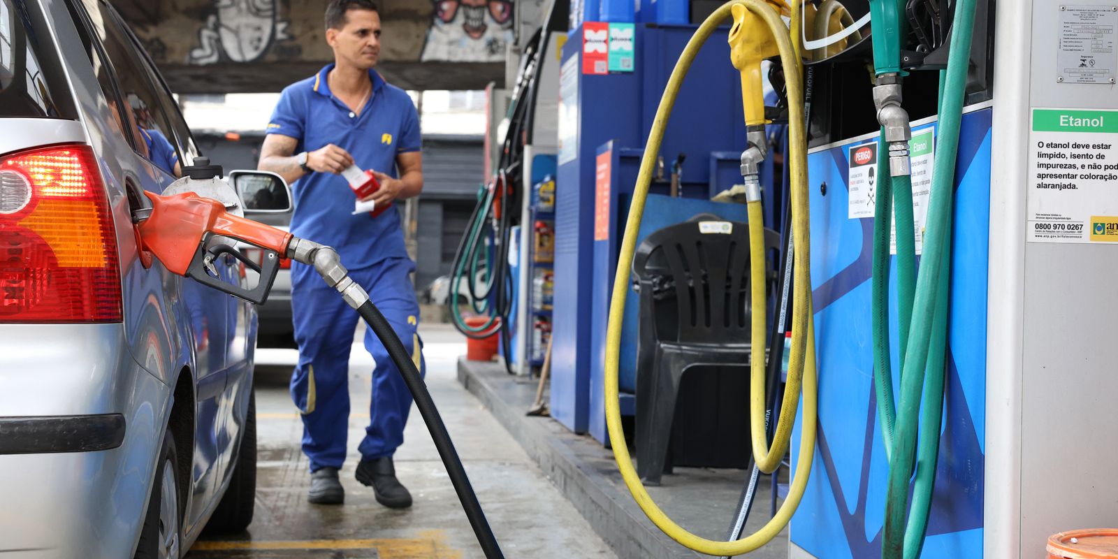Vendas do comércio caem 1,5% em abril com impacto de combustíveis, aponta IBGE