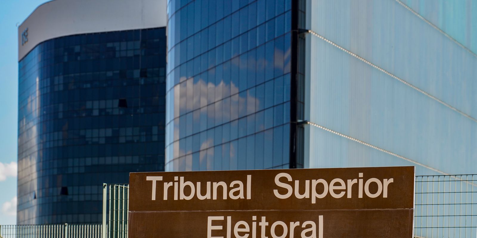 O TSE firma parceria com big techs para conter a desinformação nas eleições de 2026