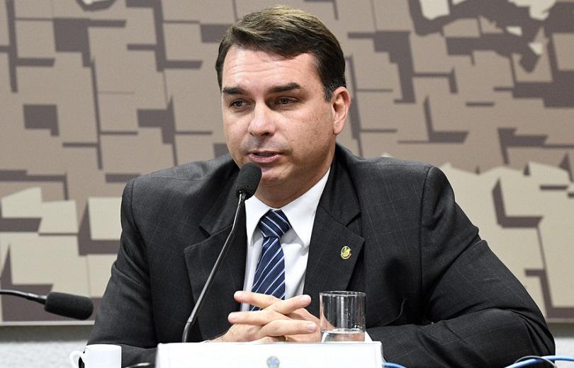 Escritório de Flávio Bolsonaro emitiu R$ 1,5 milhão em notas para empresas ligadas à estrutura de Vorcaro