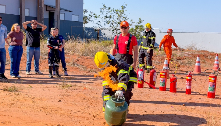Bombeiros treinam servidores de Sapezal para uso de extintores