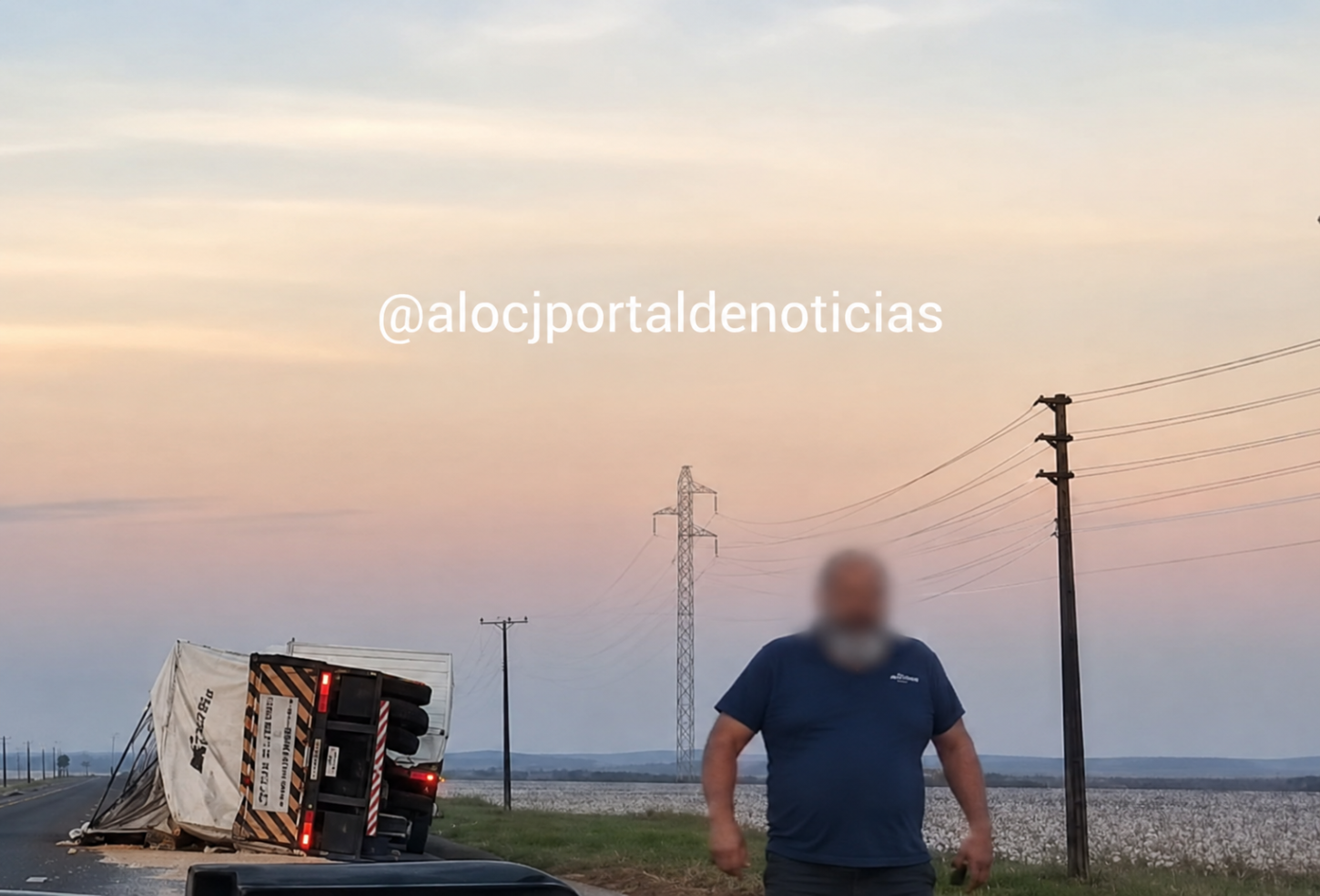 Carreta carregada com grãos tomba na BR-364 entre Sapezal e Campos de Júlio