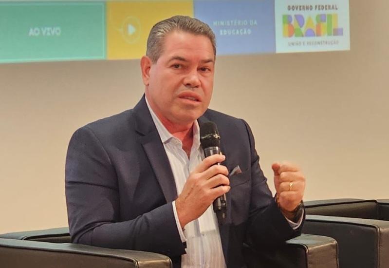 Justiça afasta Silvio Fidélis por 90 dias em ação sobre transporte escolar de Várzea Grande