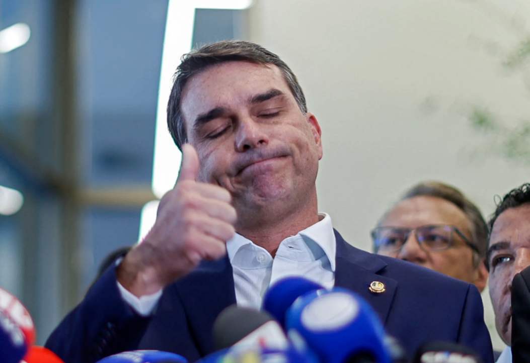 Flávio Bolsonaro viajou em 2025 em avião com participação ligada a Vorcaro, diz reportagem