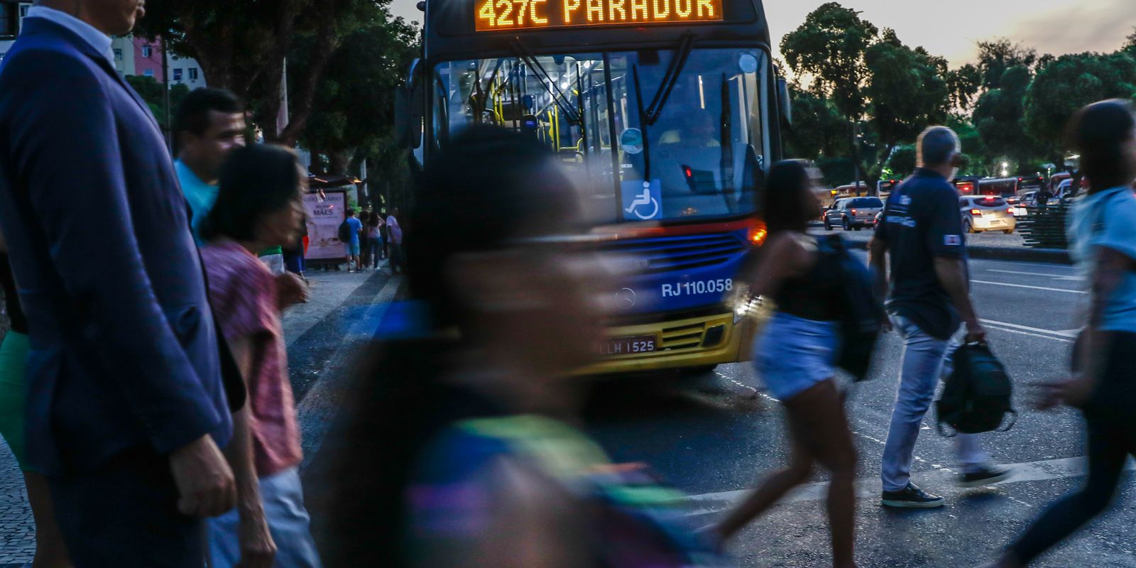 Abstenção nas urnas no Brasil é impulsionada por solidão e exaustão mental
