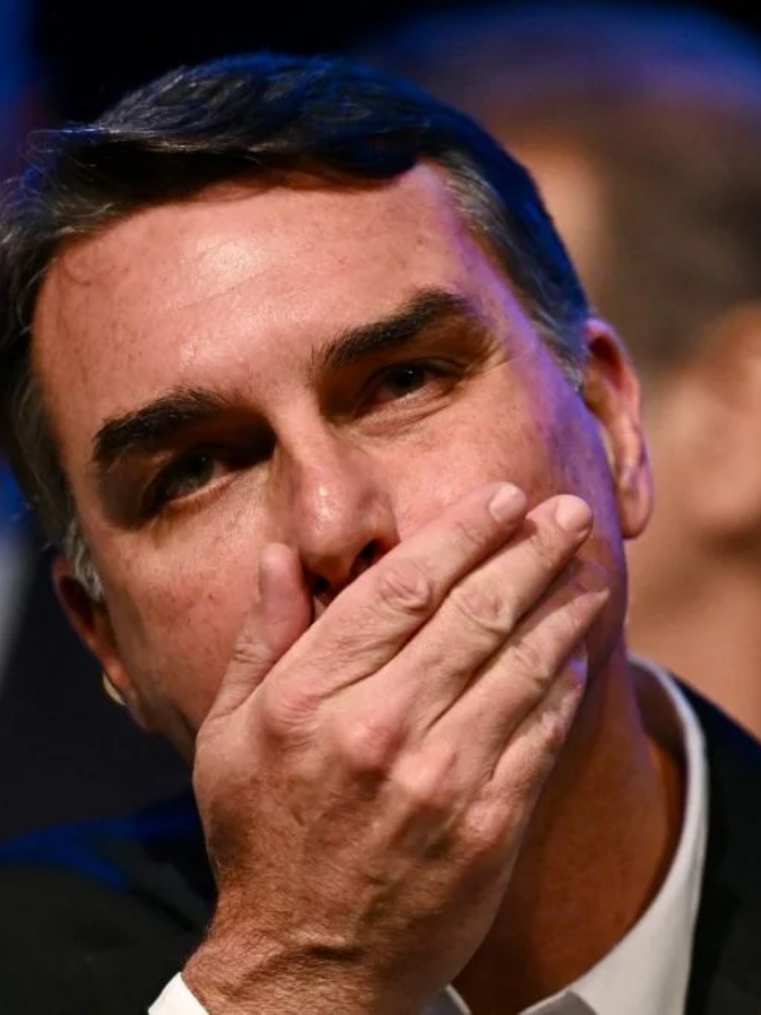 Após derrota, Flávio Bolsonaro foge do Brasil com destino aos EUA