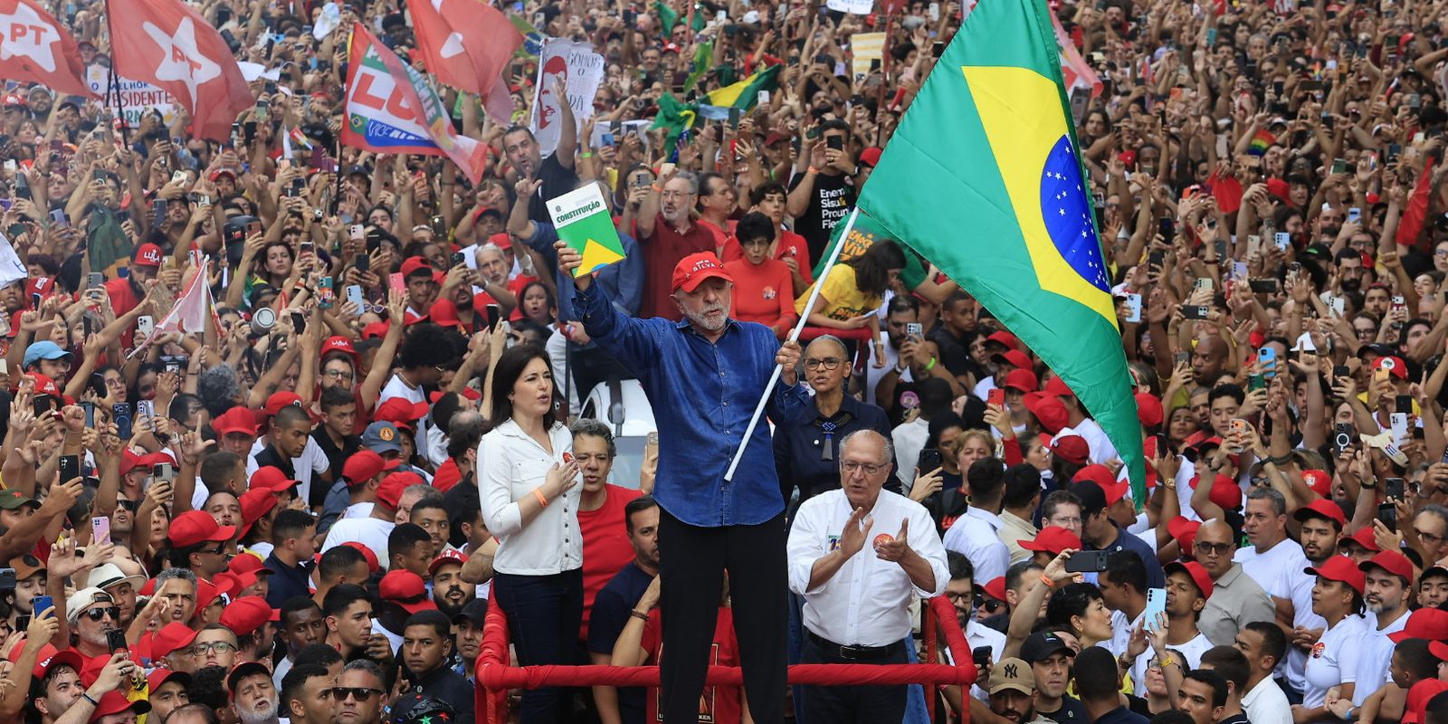 Lula é reeleito presidente do Brasil em uma virada histórica nas urnas