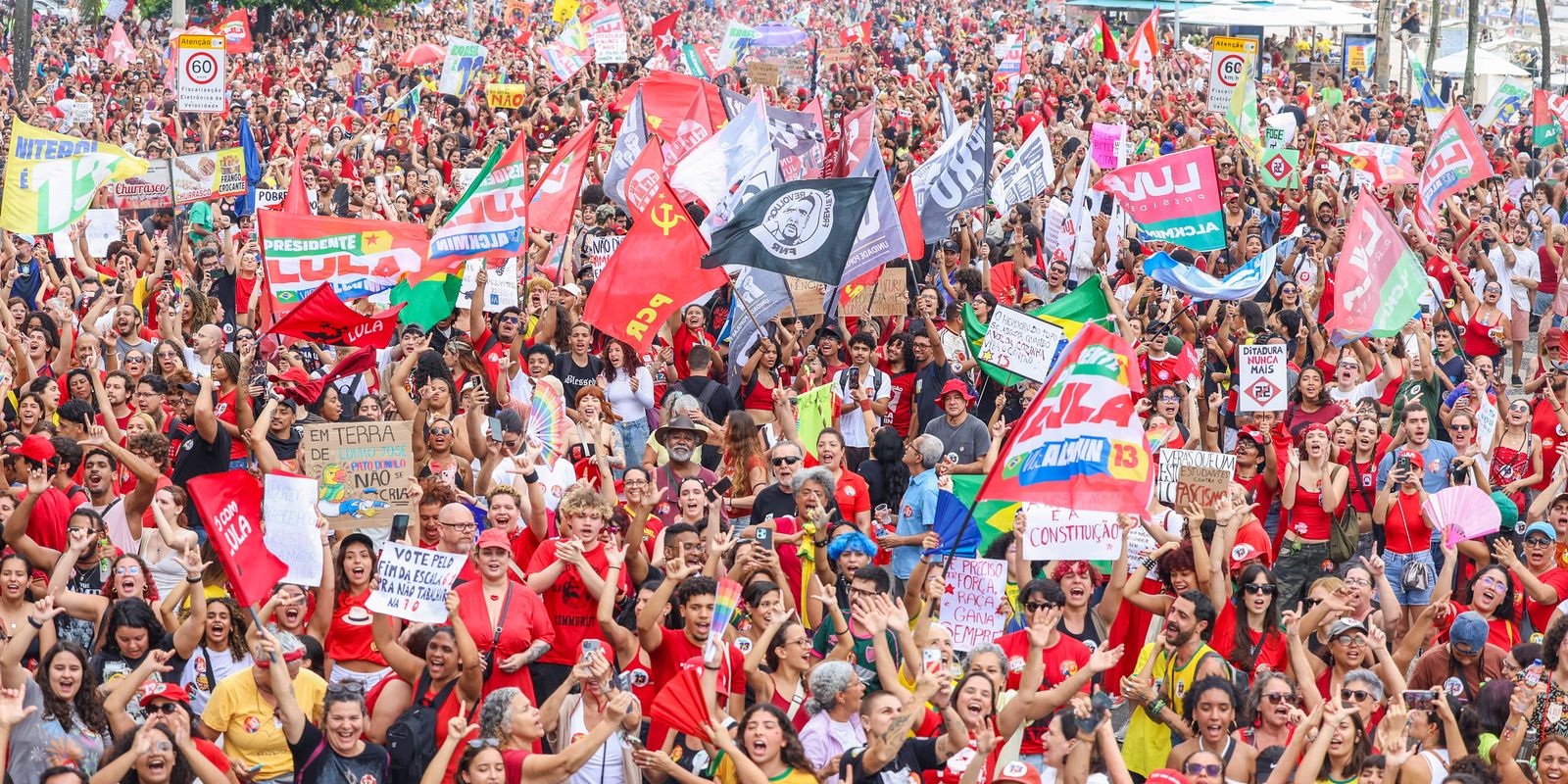 Milhares realizam ato pela democracia em apoio a Lula em Copacabana