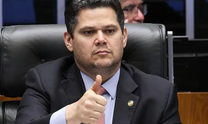 Alcolumbre propõe aprimorar a PEC 6x1 e defende análise em comissões