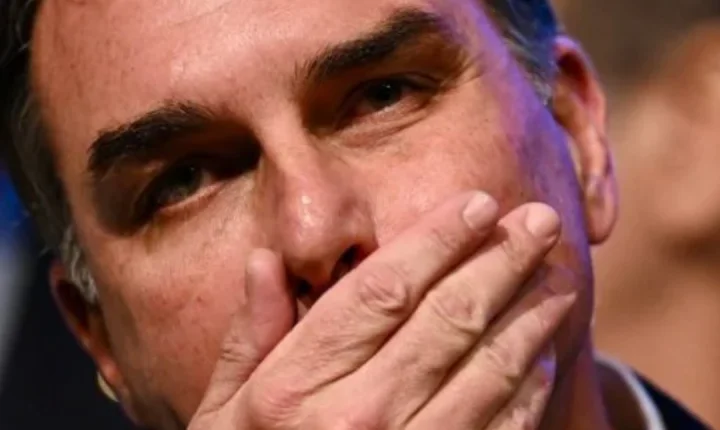 Após derrota, Flávio Bolsonaro foge do Brasil com destino aos EUA