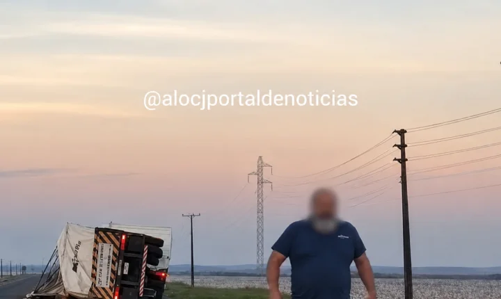 Carreta carregada com grãos tomba na BR-364 entre Sapezal e Campos de Júlio