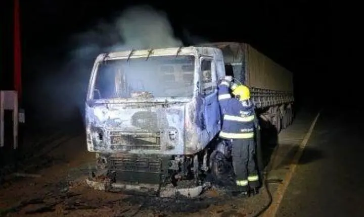 Carreta carregada com soja pega fogo em rodovia e mobiliza bombeiros em Sapezal