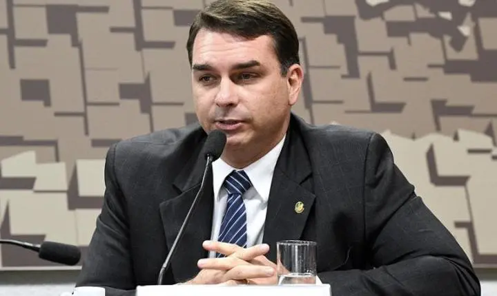 Escritório de Flávio Bolsonaro emitiu R$ 1,5 milhão em notas para empresas ligadas à estrutura de Vorcaro