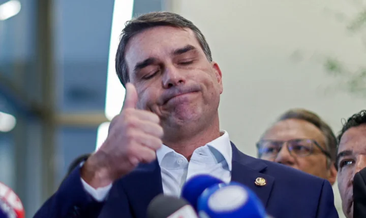 Flávio Bolsonaro viajou em 2025 em avião com participação ligada a Vorcaro, diz reportagem