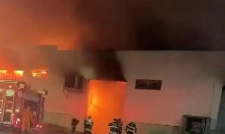 Incêndio destrói depósito da Secretaria de Educação de Várzea Grande; causas serão investigadas