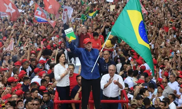 Lula é reeleito presidente do Brasil em uma virada histórica nas urnas
