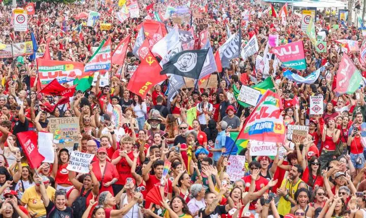 Milhares realizam ato pela democracia em apoio a Lula em Copacabana