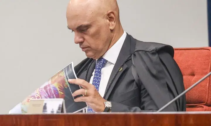 Alexandre de Moraes concede 24 horas para Bolsonaro explicar arma apreendida em blitz