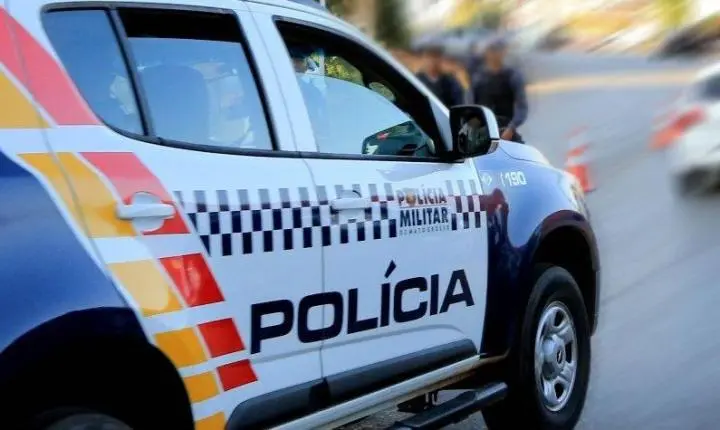Mulher usa Mustang para romper portão e fugir da casa que estava senso mantida em cárcere em Campo Novo do Parecis