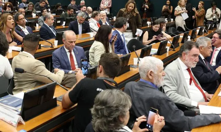 Pedido de vista adia votação de PEC que visa acabar com jornada 6x1 na CCJ da Câmara