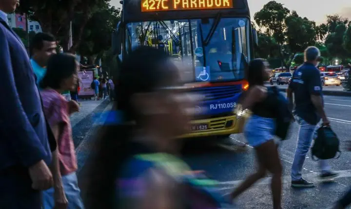 Abstenção nas urnas no Brasil é impulsionada por solidão e exaustão mental