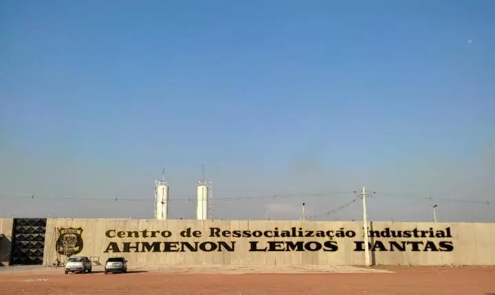 Policiais são alvos de operação por suspeita de contrabandear celulares para detentos em presídio de Mato Grosso