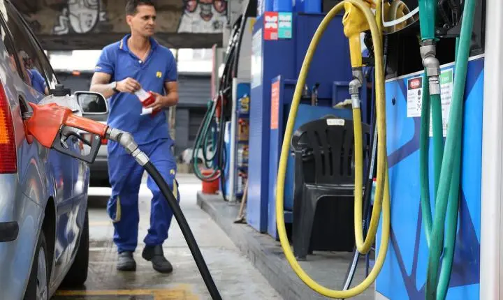 Vendas do comércio caem 1,5% em abril com impacto de combustíveis, aponta IBGE